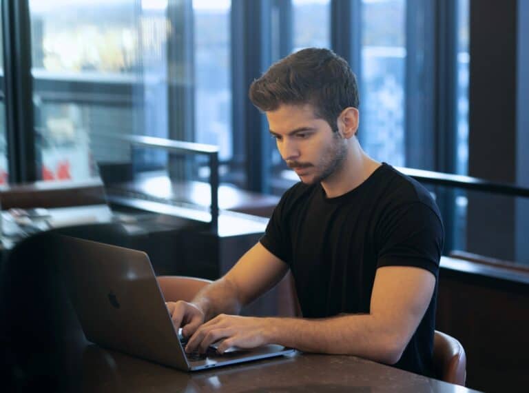 Mann arbeitet konzentriert am Laptop im Büro