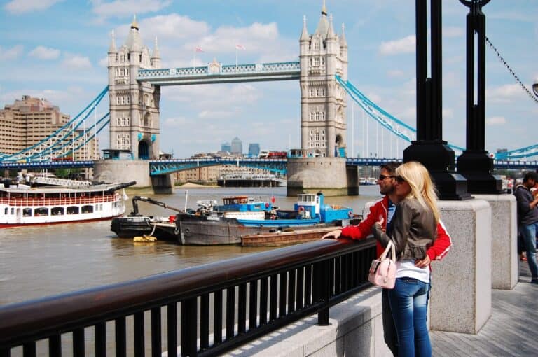 Paar vor der Tower Bridge in London