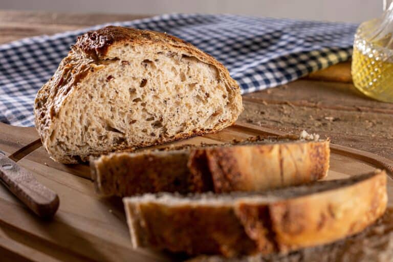 Geschnittenes rustikales Vollkornbrot auf Holzbrett
