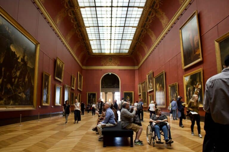 museum kunst betrachten